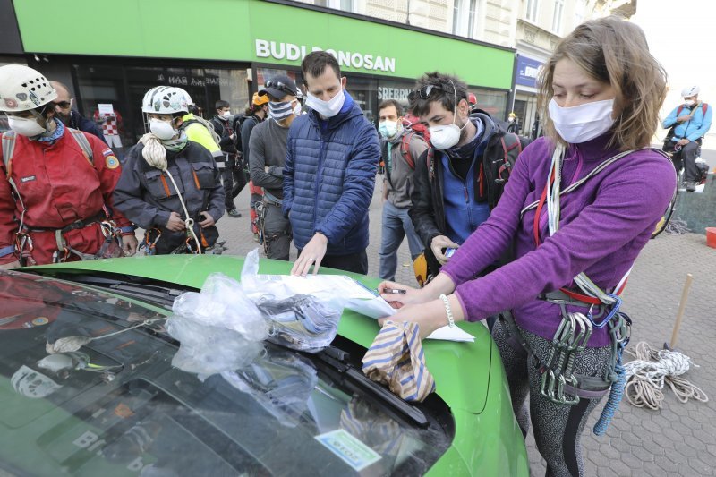 Zagreb: Volonteri saniraju uništene dimnjake na gradskim krovovima