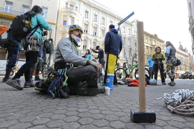 Zagreb: Volonteri saniraju uništene dimnjake na gradskim krovovima