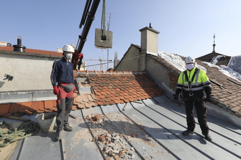 Zagreb: Volonteri saniraju uništene dimnjake na gradskim krovovima