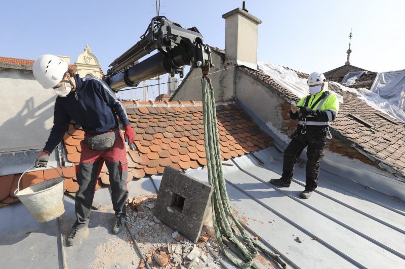 Zagreb: Volonteri saniraju uništene dimnjake na gradskim krovovima