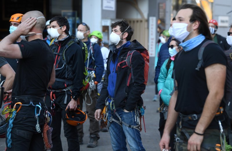 Zagreb: Alpinisti pomažu u sanaciji krovišta uništenih tijekom potresa