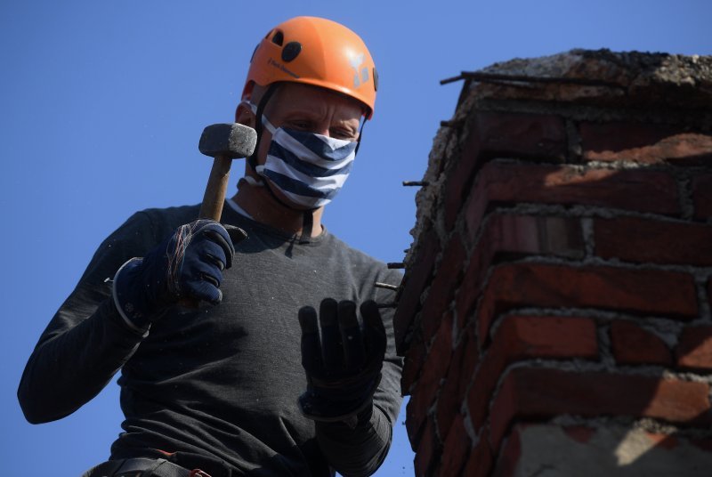 Zagreb: Alpinisti pomažu u sanaciji krovišta uništenih tijekom potresa