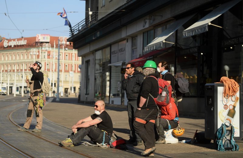 Zagreb: Alpinisti pomažu u sanaciji krovišta uništenih tijekom potresa