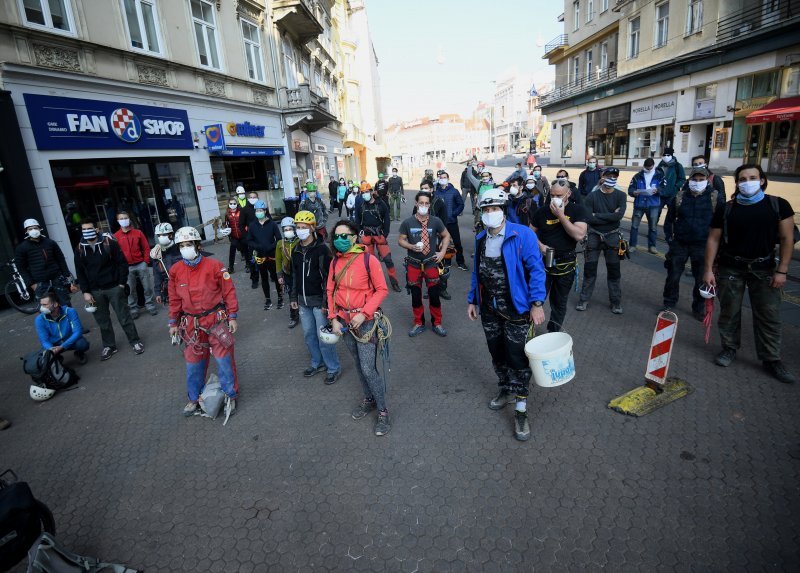 Zagreb: Alpinisti pomažu u sanaciji krovišta uništenih tijekom potresa