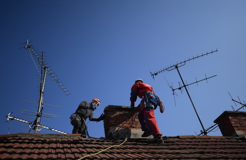 Zagreb: Alpinisti pomažu u sanaciji krovišta uništenih tijekom potresa