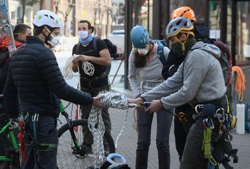 Zagreb: Alpinisti pomažu u sanaciji krovišta uništenih tijekom potresa