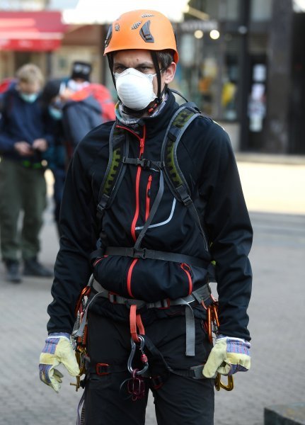 Zagreb: Alpinisti pomažu u sanaciji krovišta uništenih tijekom potresa