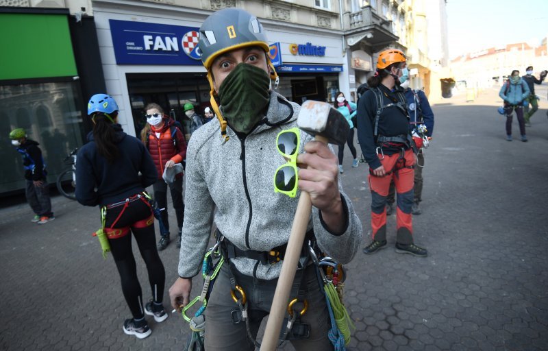 Zagreb: Alpinisti pomažu u sanaciji krovišta uništenih tijekom potresa