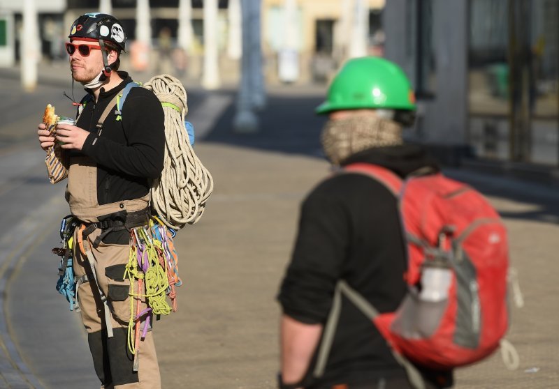 Zagreb: Alpinisti pomažu u sanaciji krovišta uništenih tijekom potresa