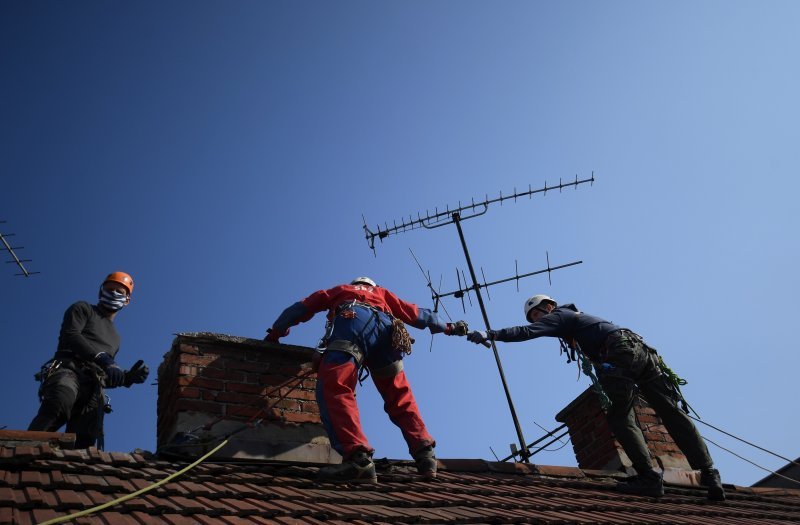 Zagreb: Alpinisti pomažu u sanaciji krovišta uništenih tijekom potresa