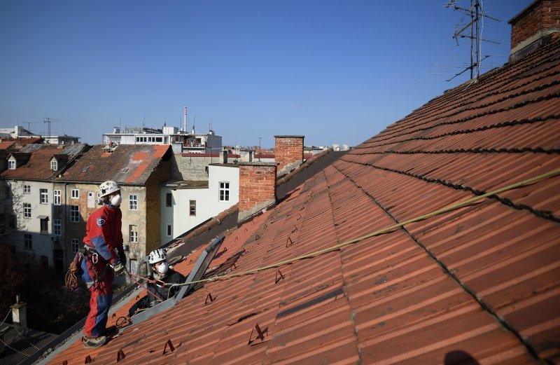Zagreb: Alpinisti pomažu u sanaciji krovišta uništenih tijekom potresa