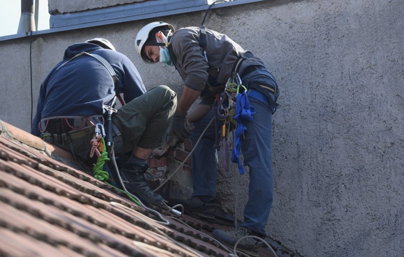 Zagreb: Alpinisti pomažu u sanaciji krovišta uništenih tijekom potresa