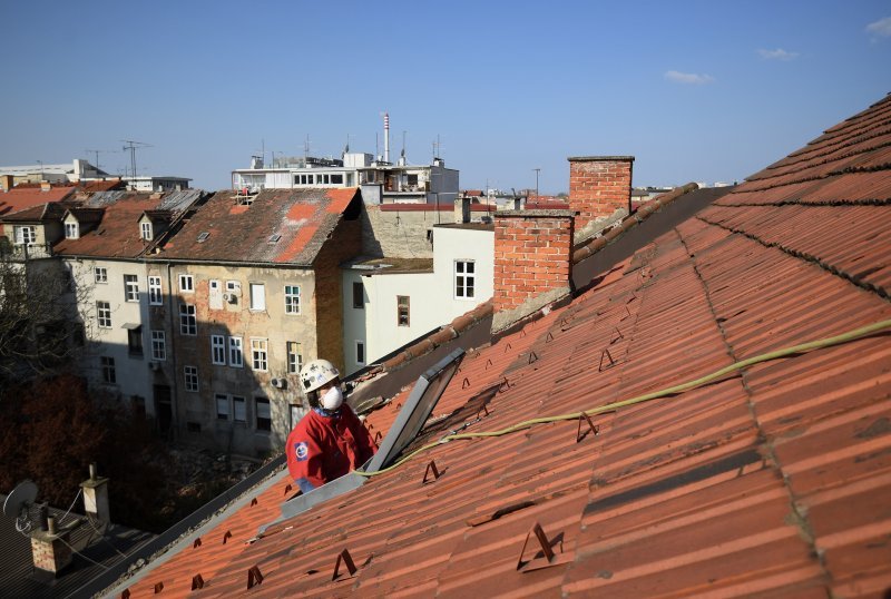 Zagreb: Alpinisti pomažu u sanaciji krovišta uništenih tijekom potresa