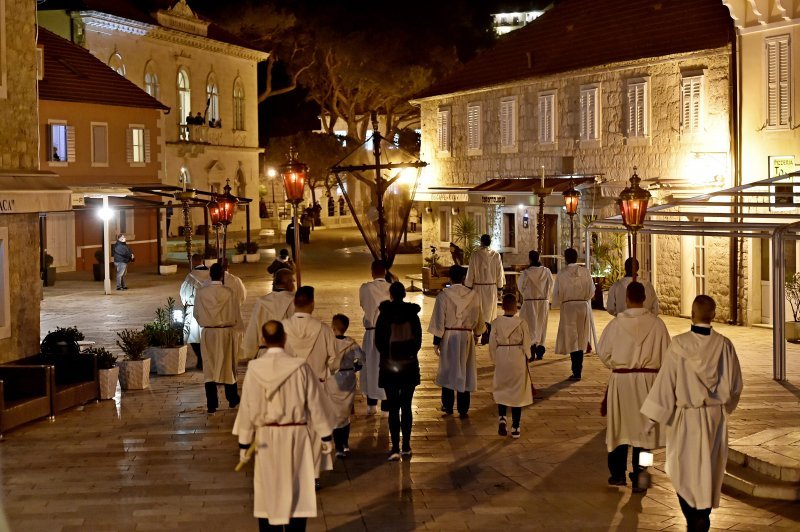 Tradicionalna procesija 'Za križen' uz stroge mjere zaštite