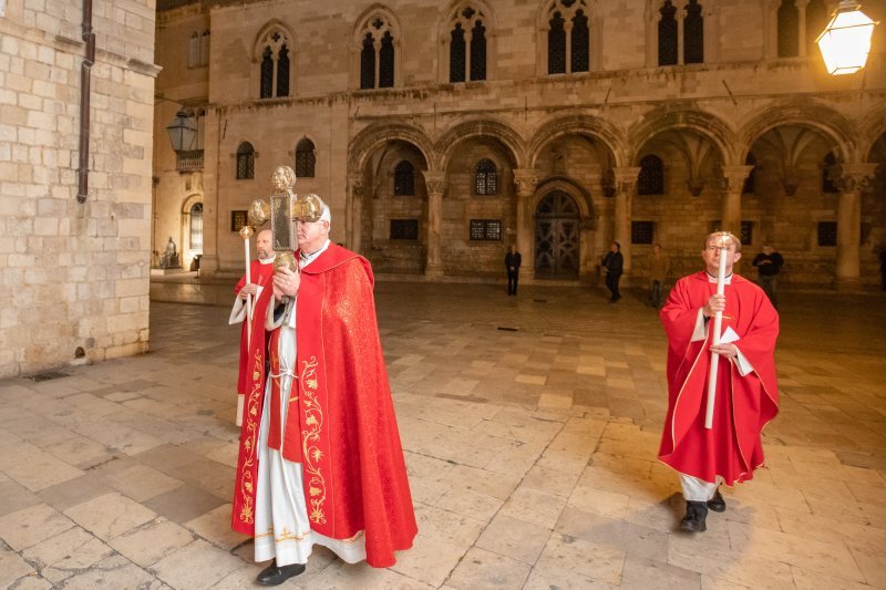 Biskup Mate Uzinić u procesiji praznim ulicama