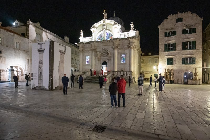 Biskup Mate Uzinić u procesiji praznim ulicama