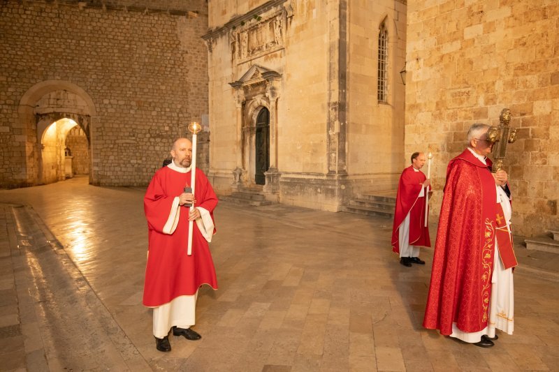 Biskup Mate Uzinić u procesiji praznim ulicama