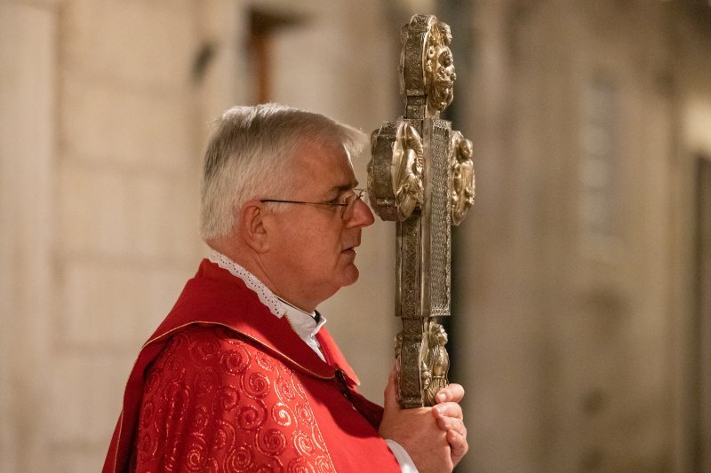 Biskup Mate Uzinić u procesiji praznim ulicama