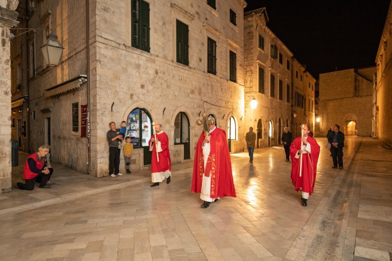 Biskup Mate Uzinić u procesiji praznim ulicama