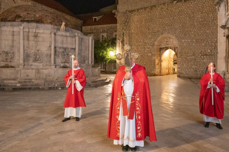 Biskup Mate Uzinić u procesiji praznim ulicama