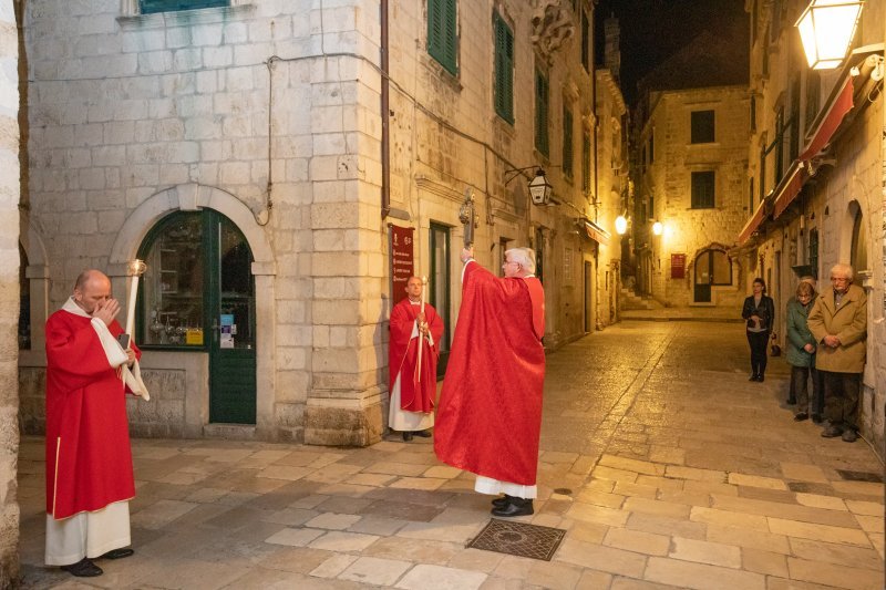 Biskup Mate Uzinić u procesiji praznim ulicama