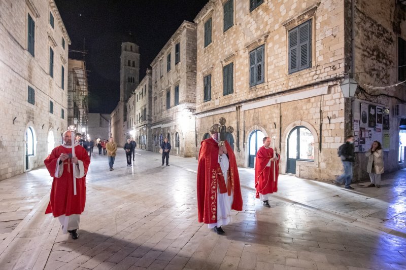 Biskup Mate Uzinić u procesiji praznim ulicama