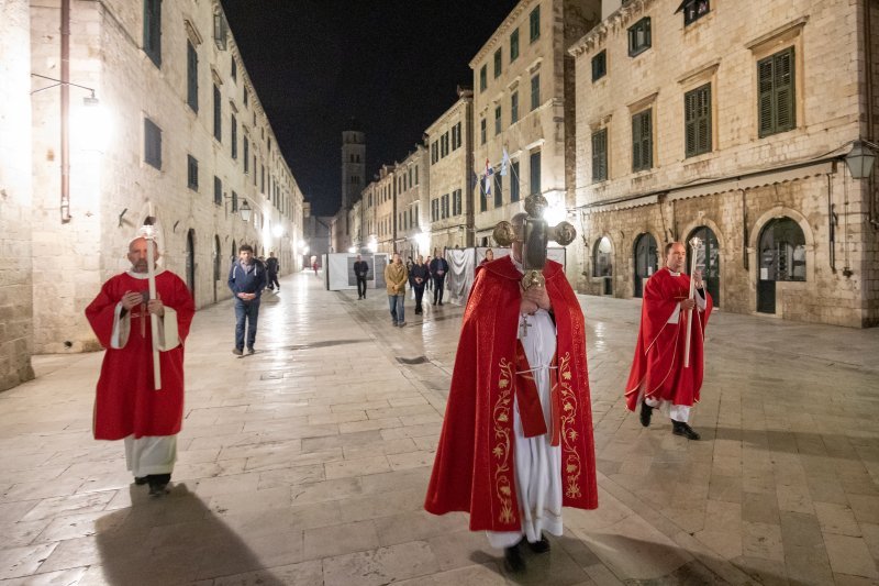 Biskup Mate Uzinić u procesiji praznim ulicama