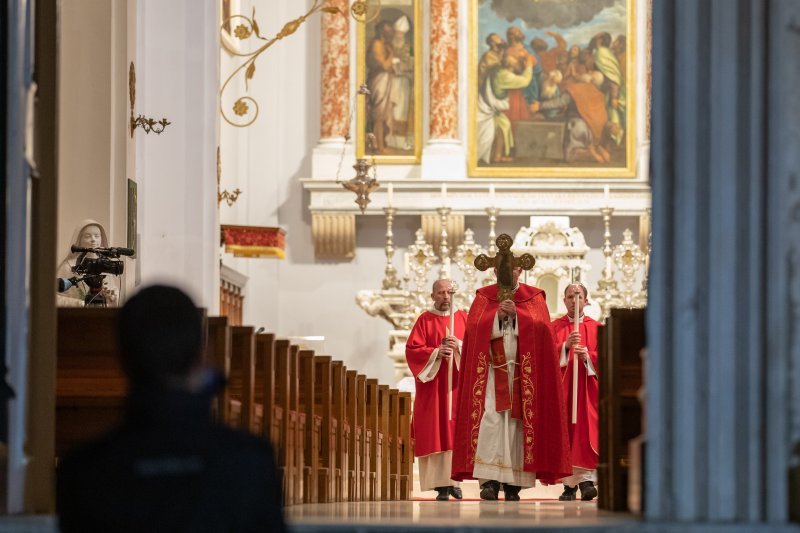 Biskup Mate Uzinić u procesiji praznim ulicama