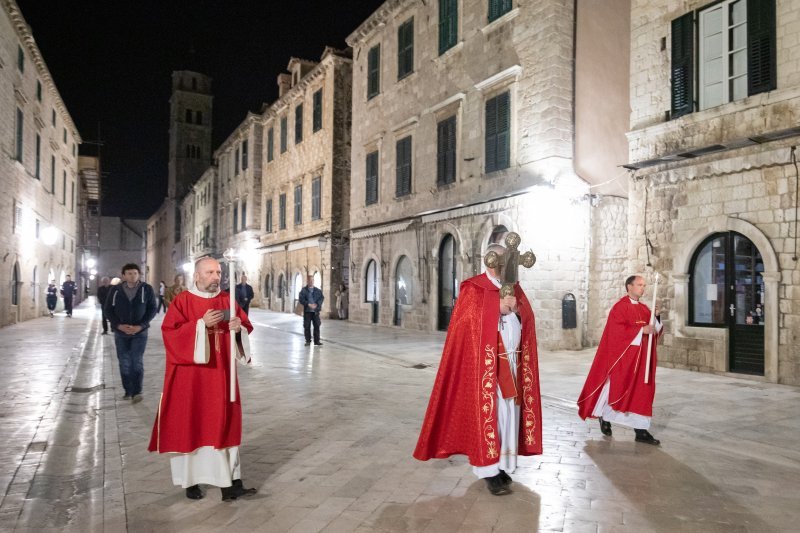 Biskup Mate Uzinić u procesiji praznim ulicama