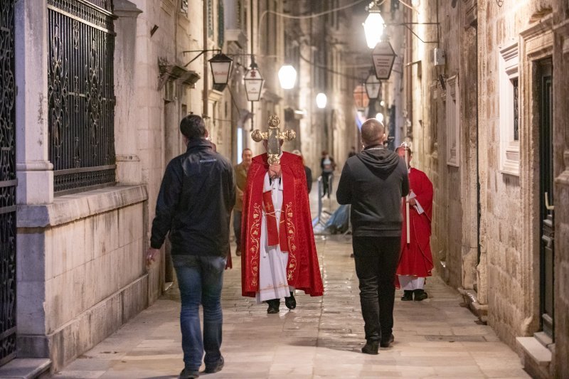 Biskup Mate Uzinić u procesiji praznim ulicama