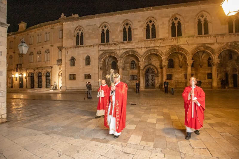 Biskup Mate Uzinić u procesiji praznim ulicama