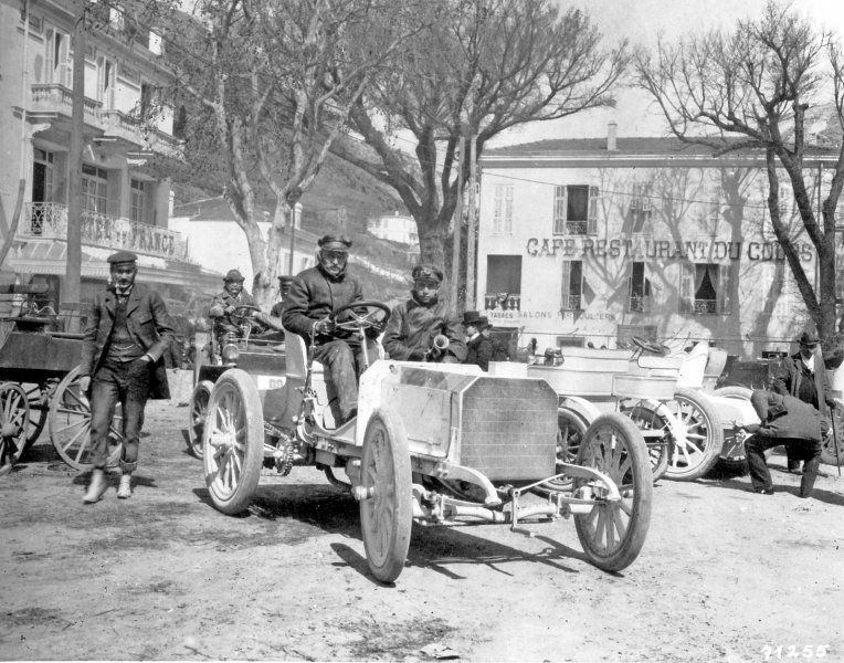 Nice Week, 25. do 29. ožujka 1901. trkaći automobil baruna Henrija de Rothschilda Mercedes 35 KS u La Turbieu nakon pobjede na brdskoj utrci Nice – La Turbie 29. ožujka 1901. Za volanom je Wilhelm Werner, koji je kasnije postao vozač njemačkog cara