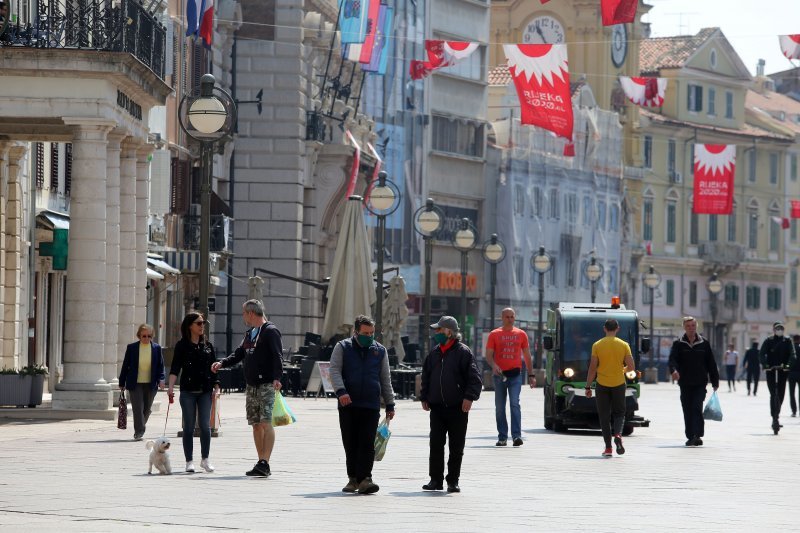 Dok trgovci pripremaju izloge za otvaranje, riječani šeću Korzom