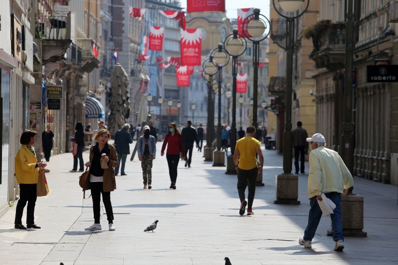 Dok trgovci pripremaju izloge za otvaranje, riječani šeću Korzom