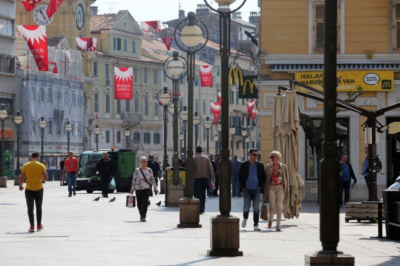 Dok trgovci pripremaju izloge za otvaranje, riječani šeću Korzom