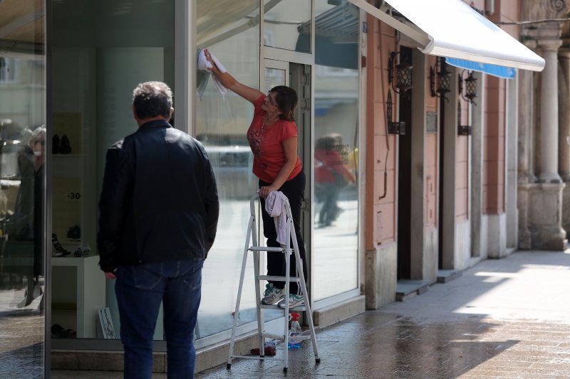 Dok trgovci pripremaju izloge za otvaranje, riječani šeću Korzom