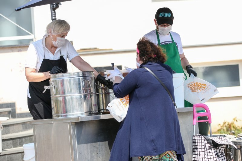 Zagreb: Gužva ispred pučke kuhinje Caritasa