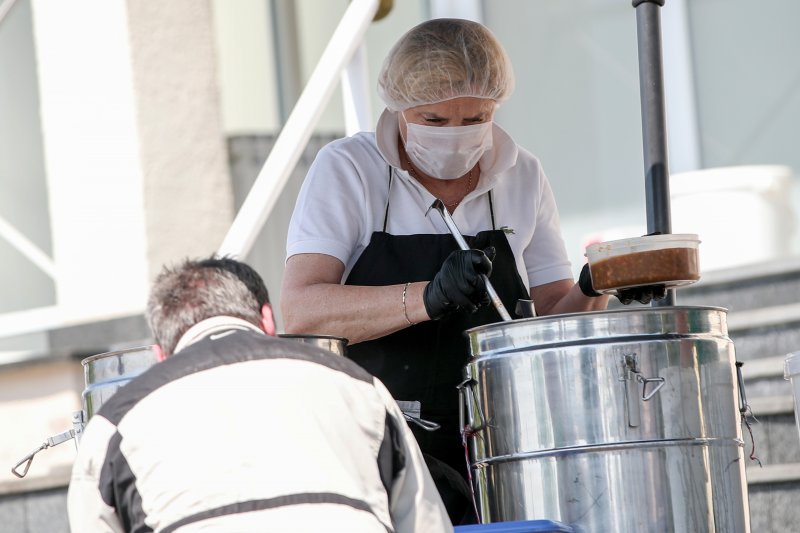 Zagreb: Gužva ispred pučke kuhinje Caritasa