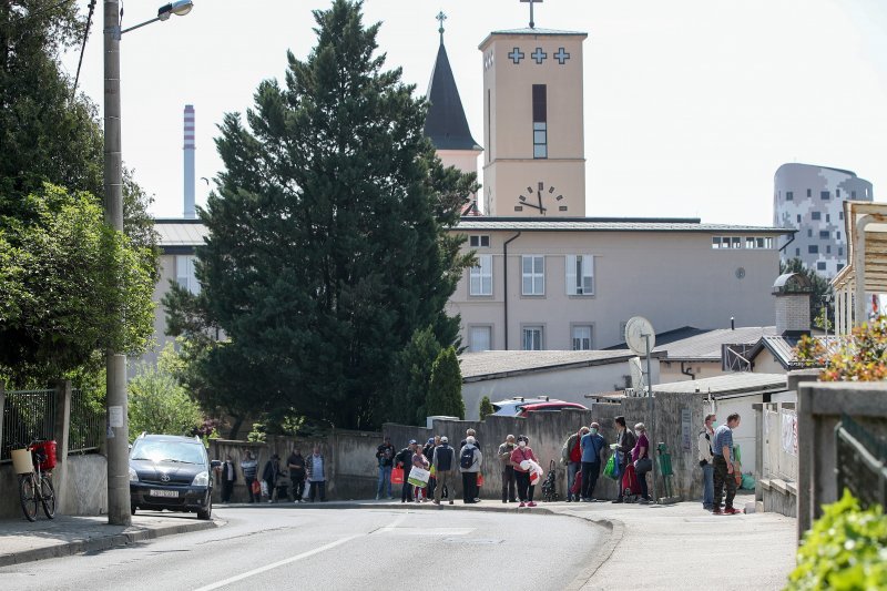 Zagreb: Gužva ispred pučke kuhinje Caritasa