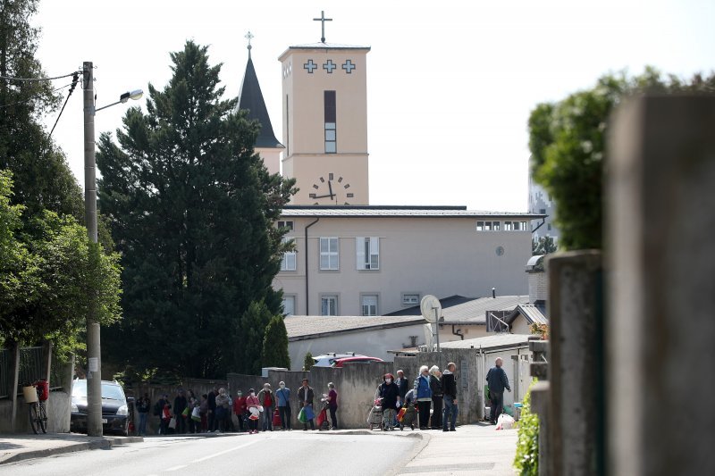 Zagreb: Gužva ispred pučke kuhinje Caritasa