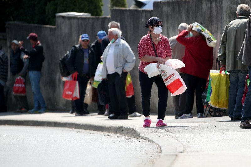 Zagreb: Gužva ispred pučke kuhinje Caritasa