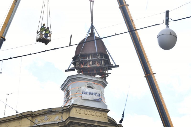 Skidanje kupole zgrade oštećene u potresima na križanju Ilice i Frankopanske