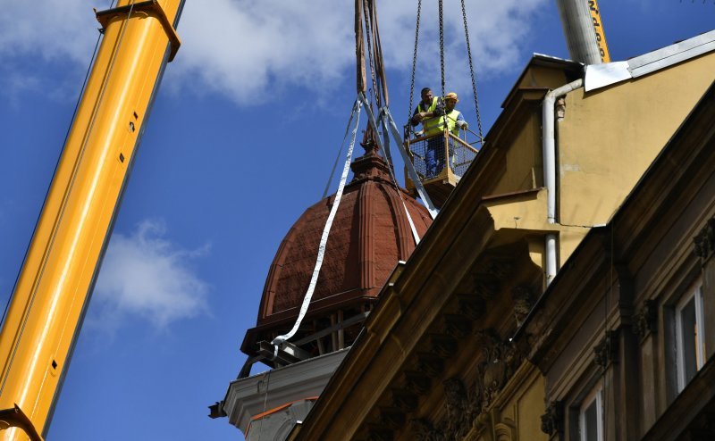 Skidanje kupole zgrade oštećene u potresima na križanju Ilice i Frankopanske