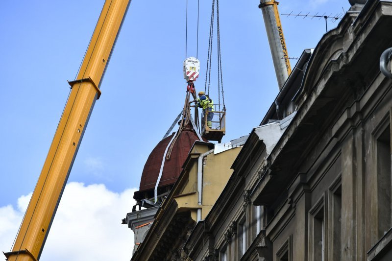 Skidanje kupole zgrade oštećene u potresima na križanju Ilice i Frankopanske