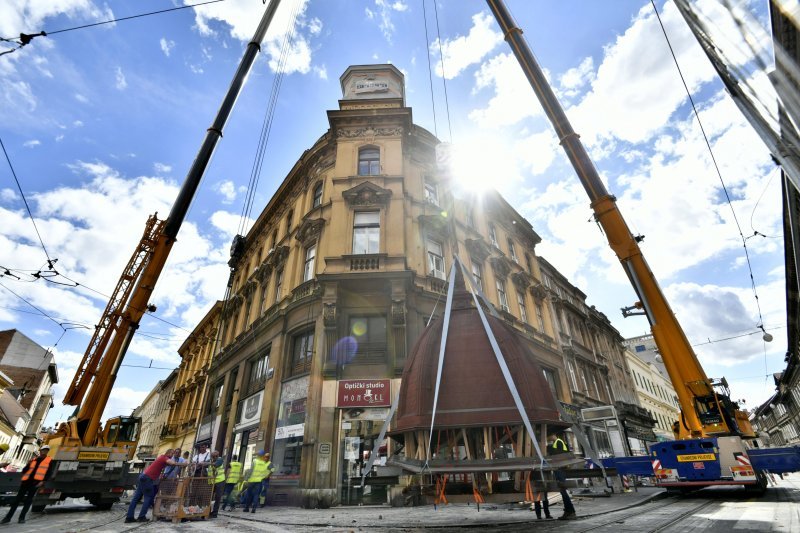 Skidanje kupole zgrade oštećene u potresima na križanju Ilice i Frankopanske