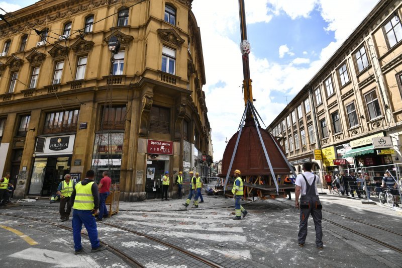 Skidanje kupole zgrade oštećene u potresima na križanju Ilice i Frankopanske