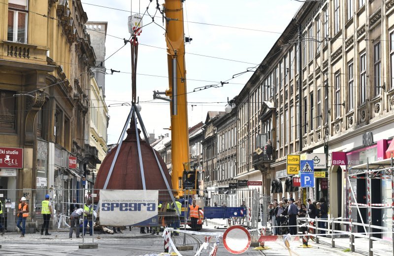 Skidanje kupole zgrade oštećene u potresima na križanju Ilice i Frankopanske