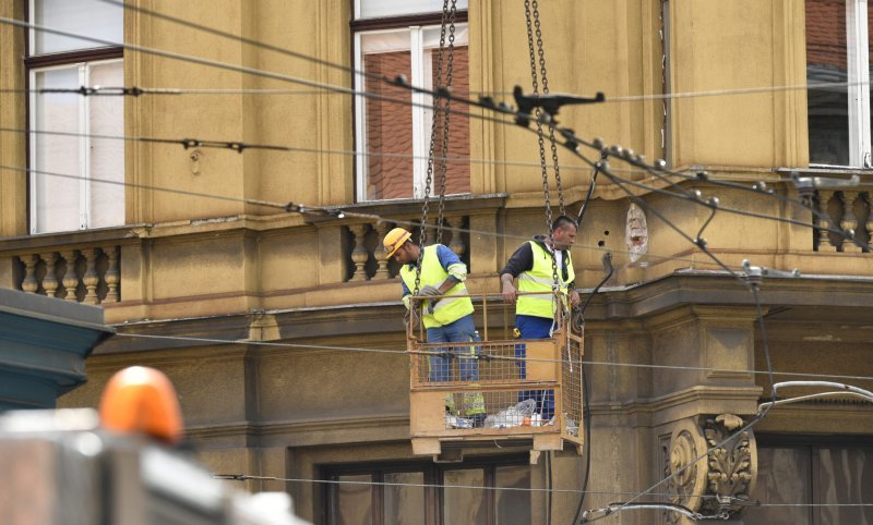 Skidanje kupole zgrade oštećene u potresima na križanju Ilice i Frankopanske