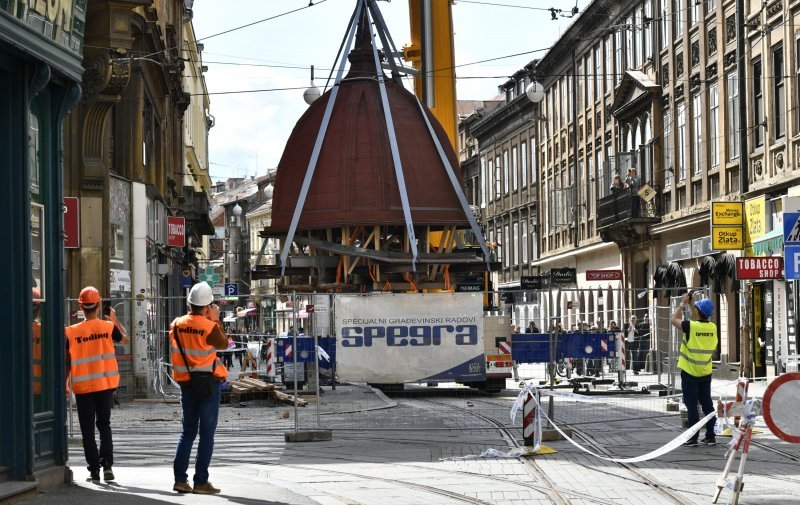 Skidanje kupole zgrade oštećene u potresima na križanju Ilice i Frankopanske