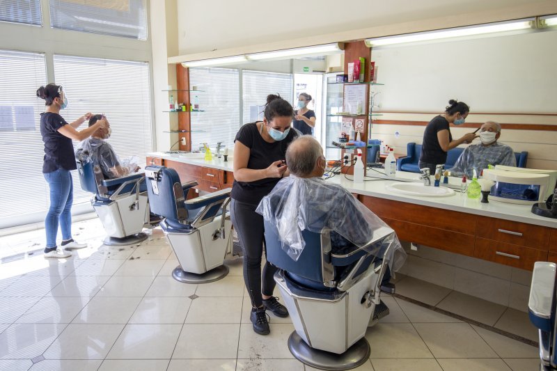 Pula: Muškarci čekaju u redu kako bi napokon dotjerali svoje frizure